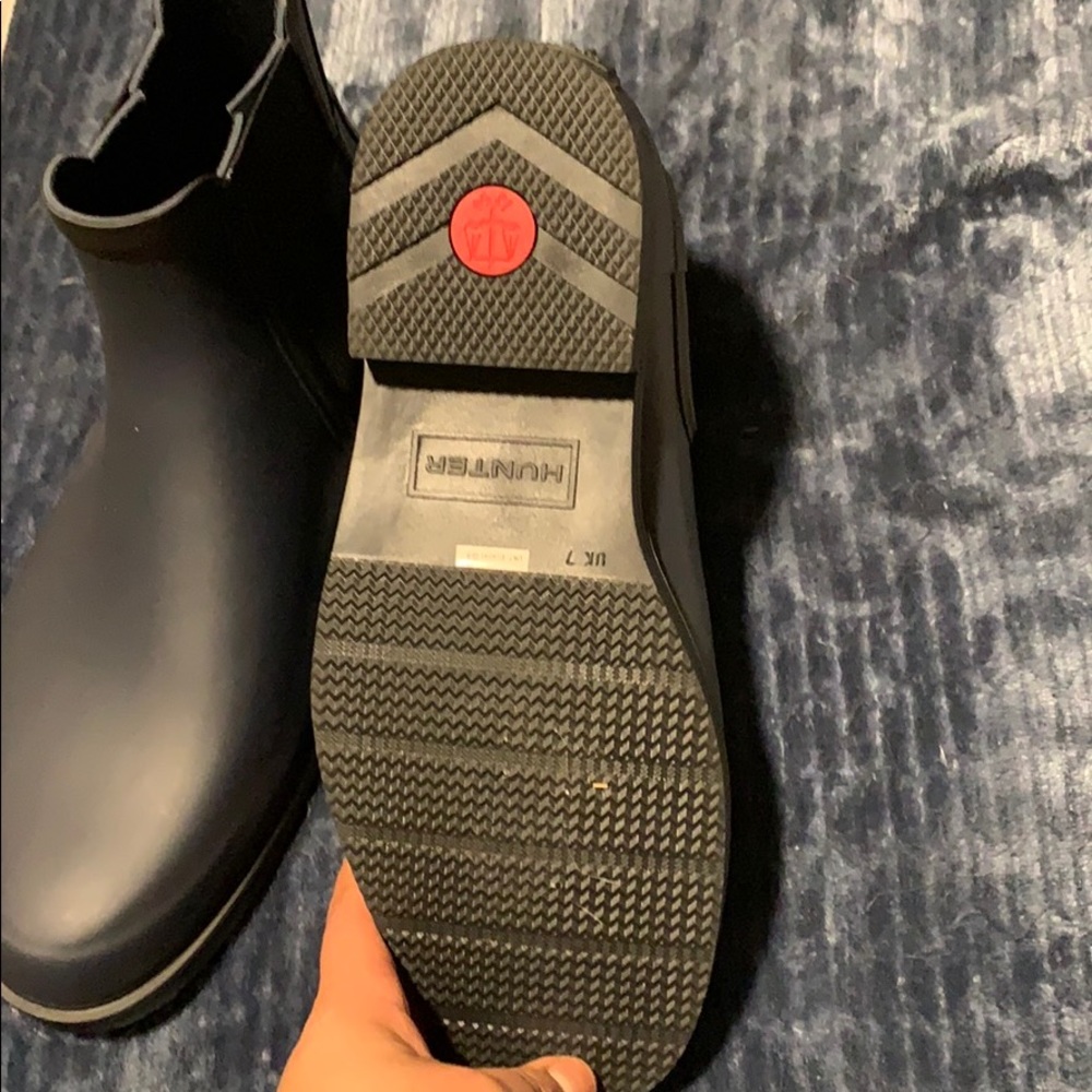 Size 8  Hunter short waterproof rain boot - Picture 3 of 4